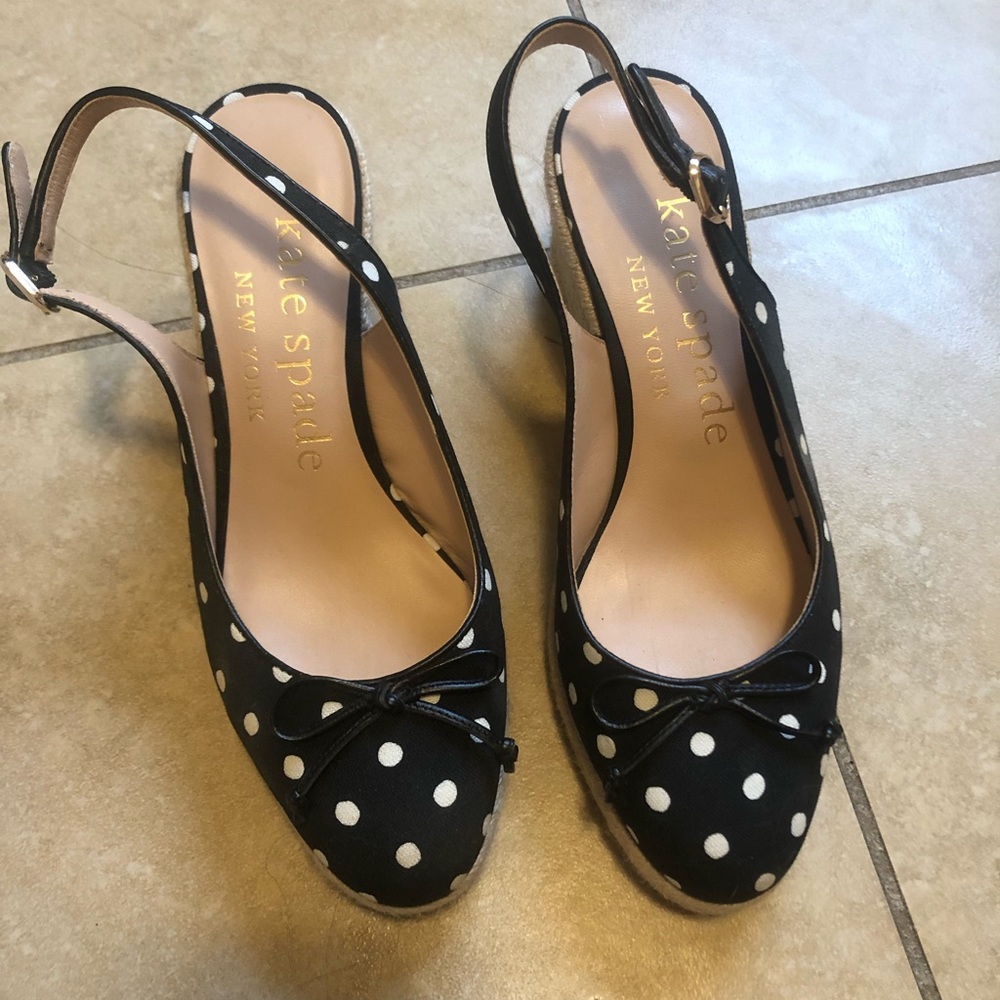 Pop of ⚫️⚪️⚫️⚪️! Kate Spade Polka dot wedges